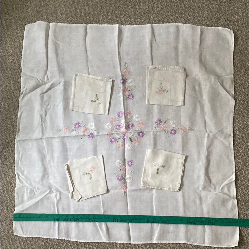 Embroidered White Tablecloth with 4 napkins